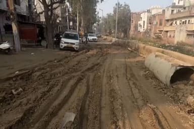 सिविल लाइन्स: बुराड़ी विधानसभा: बदहाल सड़कों से लोगों का जीना हुआ मुश्किल