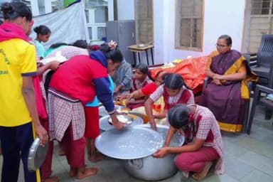 చేర్యాల: మద్దూరు మండలంలోని కేజీబీవీ విద్యాలయాన్ని సందర్శించి రాత్రి భోజన ప్రక్రియను పరిశీలించిన జిల్లా కలెక్టర్ హైమావతి