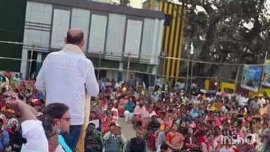 উলুবেড়িয়া ১: উলুবেরিয়া পৌরসভার উদ্যোগে পথশ্রী ও রাস্তাশ্রী প্রকল্পের শুভ উদ্বোধন উপস্থিত রাজ্যের মন্ত্রী পুলক রায়।