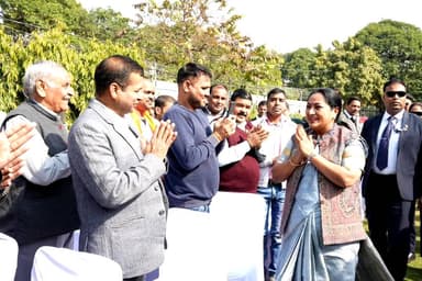 सिविल लाइन्स: सीएम रेखा गुप्ता ने शालीमार बाग विधानसभा के वार्ड 55 में परिवारजनों संग किया सामूहिक भोजन