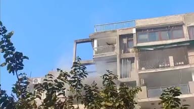पार्लियामेंट स्ट्रीट: वसंत कुंज के गंगा-यमुना अपार्टमेंट में लगी भीषण आग, फ्लैट बंद होने से तेजी से फैली लपटें