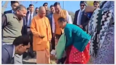 अपने पैतृक गांव पहुंचे मुख्यमंत्री योगी आदित्यनाथ, देखिए कैसे गांव के लोगों से मिले
#न्यूज़ #news #uttrakhand #उत्तराखंड...