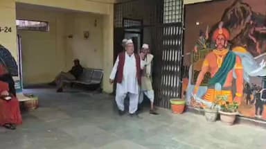 महोबा: सरकारी क्रय केंद्रों पर मूंगफली बेचने वाले किसानों का भुगतान अटका, सदर तहसील में किया प्रदर्शन