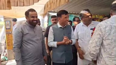 વંથળી: કેન્દ્રીયમંત્રી ડો.મનસુખ માંડવીયા એ ટીનમસ ફાટકે હાઈવે ખાતે આવેલ ઢાબા પર બેસી લોકોને મળ્યા,ટીનમસ ફાટકે સર્કલ બનાવવા માંગ