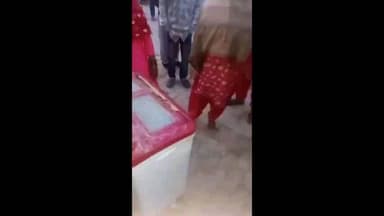 सिराथू: जमाल रोड़ पर रहने वाले परिवार का सामान मकान मालिक ने बाहर फेंका, किरायदार को घर खाली करने का दिया था वक्त