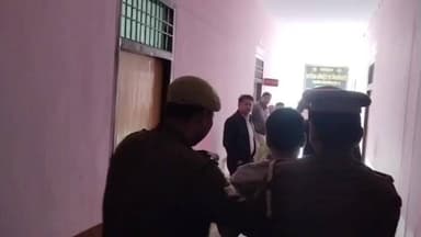 कासगंज: कमिश्नर से फरियाद लेकर पहुंचे फरियादी को पुलिस ने मिलने से रोका, खींचकर थाने ले गई, वीडियो सोशल मीडिया पर वायरल
