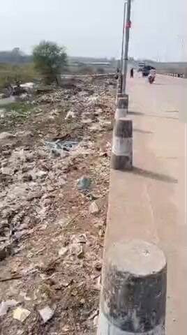 रावतभाटा: रावतभाटा चामला पुलिया पर कचरे का अंबार, बदबू से छात्राएं और राहगीर परेशान, लोगों की शिकायत पर जिम्मेदारों की चुप्पी