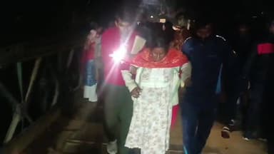 কৈলাশহর: কৈলাসহর গোবিন্দপুর এলাকায় অবস্থিত একটি লোহার ব্রিজ পার হওয়ার সময় এক মহিলার পা ব্রিজের ভাঙ্গা অংশে ঢুকে যায়