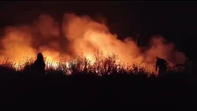 गाज़ीपुर: गाजीपुर में हाईवे किनारे कबाड़ गोदाम में आगजनी, लाखों का नुकसान, ग्रामीणों की सूझबूझ से टला बड़ा हादसा