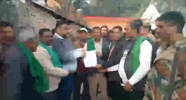 अमरिया: अमरिया में किसानों का ज़ोरदार प्रदर्शन, मंदिर के ऊपर हाईवोल्टेज लाइन पर हुआ बवाल