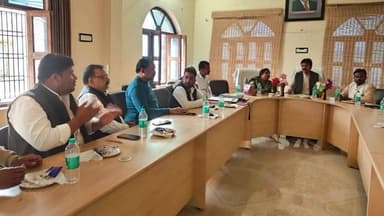 कौंच: नगर पालिका बोर्ड बैठक में हंगामा, ईओ के खिलाफ निंदा प्रस्ताव पर सभासद दो गुटों में बंटे, आरोप- ठीक से व्यवहार नहीं किया