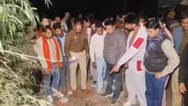 नौगावां सादात: नौगांवा में योगी पुलिस को खुली चेतावनी, क्षेत्र में हुई गौकशी, सड़क किनारे फेंके गए अवशेष, बजरंग दल का हंगामा