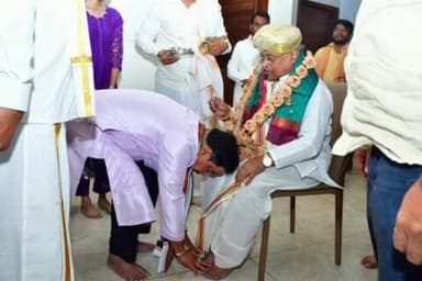 కళ్యాణదుర్గం: కళ్యాణదుర్గంలో ఆధ్యాత్మికవేత్త గరికపాటి నరసింహారావుకు ఎమ్మెల్యే సురేంద్రబాబు పాదాభివందనం