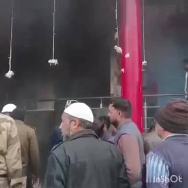 ऊंचाहार: ऊँचाहार नगर के चौराहे पर सुपर मार्ट बाजार में लगी भीषण आग, कड़ी मशक्कत के बाद पाया गया काबू