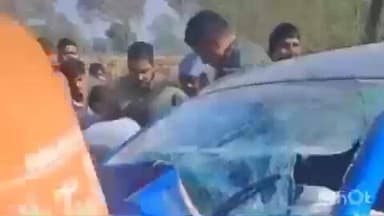 सादाबाद: शादी समारोह से लौट रहे डॉक्टर दंपति की कार सादाबाद में अनियंत्रित होकर पेड़ से टकराई, दोनों हुए घायल