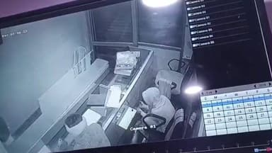 छाता: कोसीकला के शेरगढ़ रोड पर अज्ञात चोरों ने ज्वेलर्स की दुकान में घुसकर बेखौफ चोरी की, घटना का सीसीटीवी वीडियो वायरल