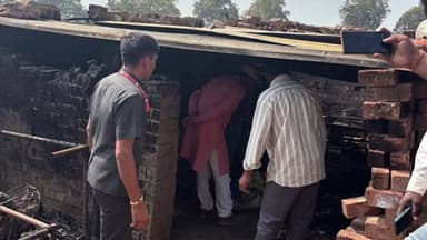 बड़वानी: राजघाट: ईंट भट्ठे पर शॉर्ट सर्किट से मजदूर परिवार के घर में आग, महिला झुलसी, विधायक ने किया मुआयना
