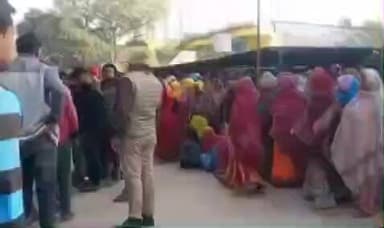 करछना: बालापुर मछली मंडी के पास एक व्यक्ति का शव मिलने से फैली सनसनी, परिजनों ने हत्या की आशंका जताई, पुलिस जांच में जुटी