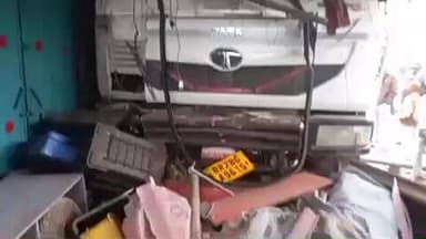 फुलवरिया: बथुआ बाजार में अनियंत्रित टेलर ने मचाई तबाही, दुकानों को रौंदते हुए घर में घुसा, लोगों में आक्रोश