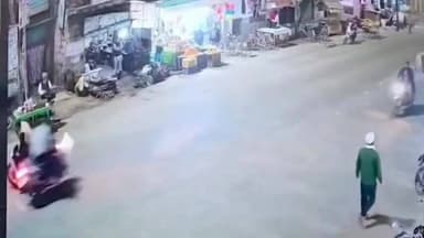 मुज़फ्फरनगर: तेज रफ्तार बनी जानलेवा, स्कूटी और बाइक की भयानक भिड़ंत, हवा में उछले स्कूटी सवार, दूर जा गिरी बाइक, सीसीटीवी में कैद