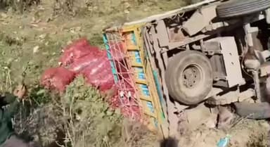 ललितपुर: मसोरा के पास तेज रफ्तार पिकअप ने पैदल जा रहे मजदूर को रौंदा, मौके पर हुई दर्दनाक मौत, घटना का वीडियो वायरल