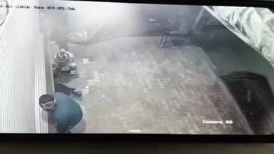 बदायूं: बदायूं के कस्बा उझानी में कछला रोड पर अंग्रेजी शराब की दुकान से शराब समेत ₹3 लाख की चोरी, चोर सीसीटीवी में कैद हुए