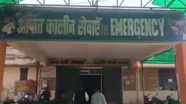 बुलंदशहर: खुर्जा नगर में ई-रिक्शा की बैटरी फटने से बड़ा हादसा, एक ही परिवार के 5 लोग घायल, 2 गंभीर को भेजा जिला अस्पताल