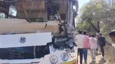 ललितपुर: मिर्चवारा और पटसेमरा के पास तेज रफ्तार बस और डंपर की भिड़ंत, दो दर्जन सवारियां घायल