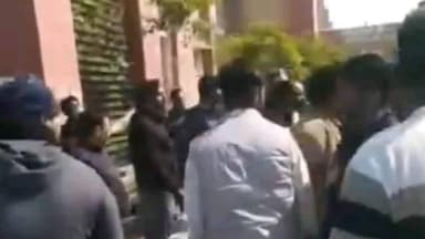 जगाधरी: खजूरी में मर्डर के मामले में पोस्टमार्टम के दौरान परिजनों का हंगामा, आरोपियों की जल्द गिरफ्तारी की मांग