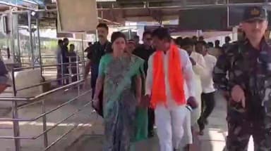 ముధోల్: మున్సిపల్ ఎన్నికల ప్రచారంలో భాగంగా బాసర శ్రీ జ్ఞాన సరస్వతి అమ్మవారిని దర్శించుకున్న మాజీ ఎంపీ నవనీత్ కౌర్