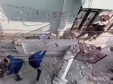 गोरखपुर: जमीनी विवाद में दबंगों की दबंगई आई सामने, बाउंड्री वॉल तोड़ने का वीडियो हो रहा है वायरल, राजघाट क्षेत्र का मामला