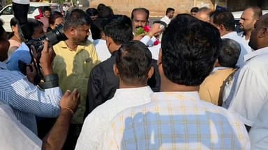 ಬಸವಕಲ್ಯಾಣ: ಆರೋಗ್ಯ ಸಚಿವ ದಿನೇಶ್ ಗುಂಡೂರಾವ್ ಅವರಿಗೆ ಬ್ಲಾಕ್ ಕಾಂಗ್ರೆಸ್'ನಿಂದ ಆರ್.ಟಿ.ಓ ಚಕ್ ಪೋಸ್ಟ್ ಬಳಿ ಸನ್ಮಾನ