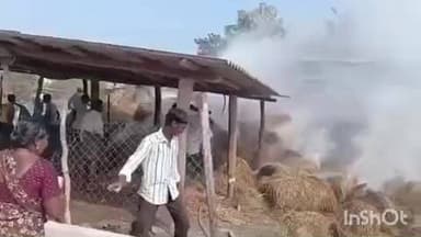 మణుగూరు: అశ్వాపురం మండల కేంద్రంలోని కాల్వ బజార్లో ప్రమాదవశాత్తు గడ్డివాముకు అంటుకున్న మంటలు