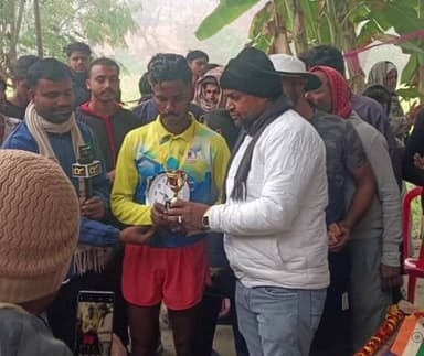 अरेराज: बरई टोला गांव में मिनी मैराथन दौड़ प्रतियोगिता का आयोजन किया गया