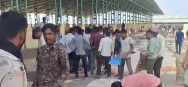 दलौदा: दलोदा मंडी से किसान के लहसुन के ढेर से चोरी, किसान और सिक्योरिटी गार्ड ने चोर को पकड़ा