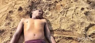 కొత్తగూడెం: లక్ష్మీదేవిపల్లి మండలలోని సాటివారిగూడెం గ్రామపంచాయతీ పరిధిలో ముర్రేడువాగులు అద్భుతప్పి ఇసుక ట్రాక్టర్ బోల్తా ఒకరు మృతి