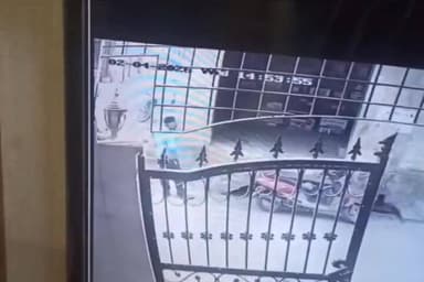 ਮਲੋਟ: ਜਸਵੰਤ ਸਿਨੇਮਾ ਦੇ ਪਿਛੇ ਦਿਨ ਦਿਹਾੜੇ ਇਕ ਵਿਅਕਤੀ ਬੈਟਰੀਆਂ ਵਾਲੀ ਦੁਕਾਨ ਵਿਚੋਂ ਬੈਟਰੀ ਚੋਰੀ ਕਰ ਮੋਟਰਸਾਈਕਲ ਤੇ ਫ਼ਰਾਰ