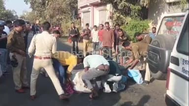 আরামবাগ: মেয়ের বিয়ের নিমন্ত্রণ করতে বেরিয়ে কমরপুকুরে লরির ধাক্কায় মর্মান্তিক মৃত্যু হল মায়ের,আহত বাবা