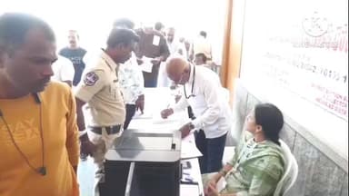 నిజామాబాద్ సౌత్: కలెక్టరేట్లో ఫెసిలిటేషన్ సెంటర్ ను సందర్శించిన కలెక్టర్ ఇలా త్రిపాఠి.. పోస్టల్ బ్యాలెట్ ప్రక్రియ పరిశీలన