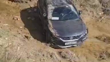 डलमऊ: कटघर नहरिया के पास लोक निर्माण विभाग की लापरवाही से पुलिया से नीचे गिरी कार