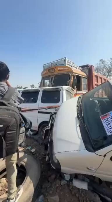 હિંમતનગર: શામળાજી હાઈવે પર ડમ્પરની કાળઝાળ ટક્કર,સાતથી વધુ વાહનોને ડમ્પરે મારી ટક્કર, બેને ઈજા પણ કોઈ જાનહાનિ નહીં.