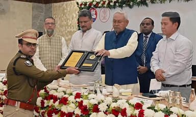 मोतिहारी: बिहार के मुख्यमंत्री नीतीश कुमार ने मोतिहारी के पुलिस अधीक्षक स्वर्ण प्रभात को किया सम्मानित