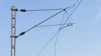 फर्रुखाबाद: बढ़पुर में चर्च कंपाउंड के पास युवकों की सूझबूझ से बड़ा रेल हादसा टला, OHE तार टूटने पर लाल कपड़ा दिखाकर ट्रेन को रोका