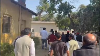 सोरांव: मऊआइमा इलाके के अमानगंज स्थित डॉक बंगला पर अल्संख्यक वोटरों के नाम काटने का आरोप, उपजिलाधिकारी का किया गया घेराव