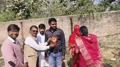 हमीरपुर: सुमेरपुर कस्बे में नवदम्पत्ति ने बुजुर्गों से आशीर्वाद लेकर रोपा वटवृक्ष