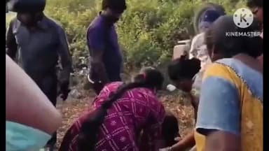 సత్తుపల్లి: నూతనకల్ సమీపంలో కూలీలతో వెళుతున్న ఆటో బోల్తా పడి పలువురు కూలీలకు గాయాలు