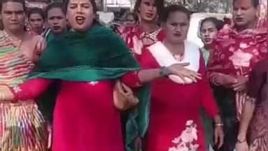 फतेहपुर: गाजीपुर में किन्नर के दूसरे गुट ने बीच सड़क पर ढोल मजीरा बजाकर पुलिस फोर्स का किया विरोध, कब्जे को लेकर इकबाल पर आरोप