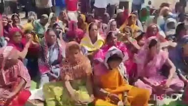 नगरी: आदिवासी समाज ने नगरी थाना का किया घेराव, थाना प्रभारी पर कार्रवाई की मांग की