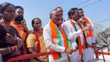 వర్ధన్నపేట: వర్ధన్నపేట పట్టణంలోని మూడు ఏడు 12వ డివిజన్లో ఎన్నికల ప్రచారంలో పాల్గొన్న మాజీ ఎమ్మెల్యే శ్రీధర్