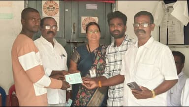 కేవిపల్లి మండలం సొరకాయలపేట గ్రామంలో గిరిజనులకు అటవీ హక్కుల గుర్తింపు కార్డులు పంపిణీ చేసిన గిరిజన నాయకులు